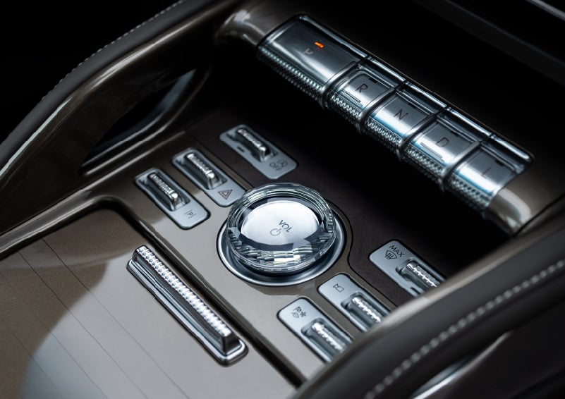 A crystal-inspired volume knob is shown in the center floor console of a 2024 Lincoln Nautilus® SUV. | Doggett Lincoln of Beaumont in Beaumont TX